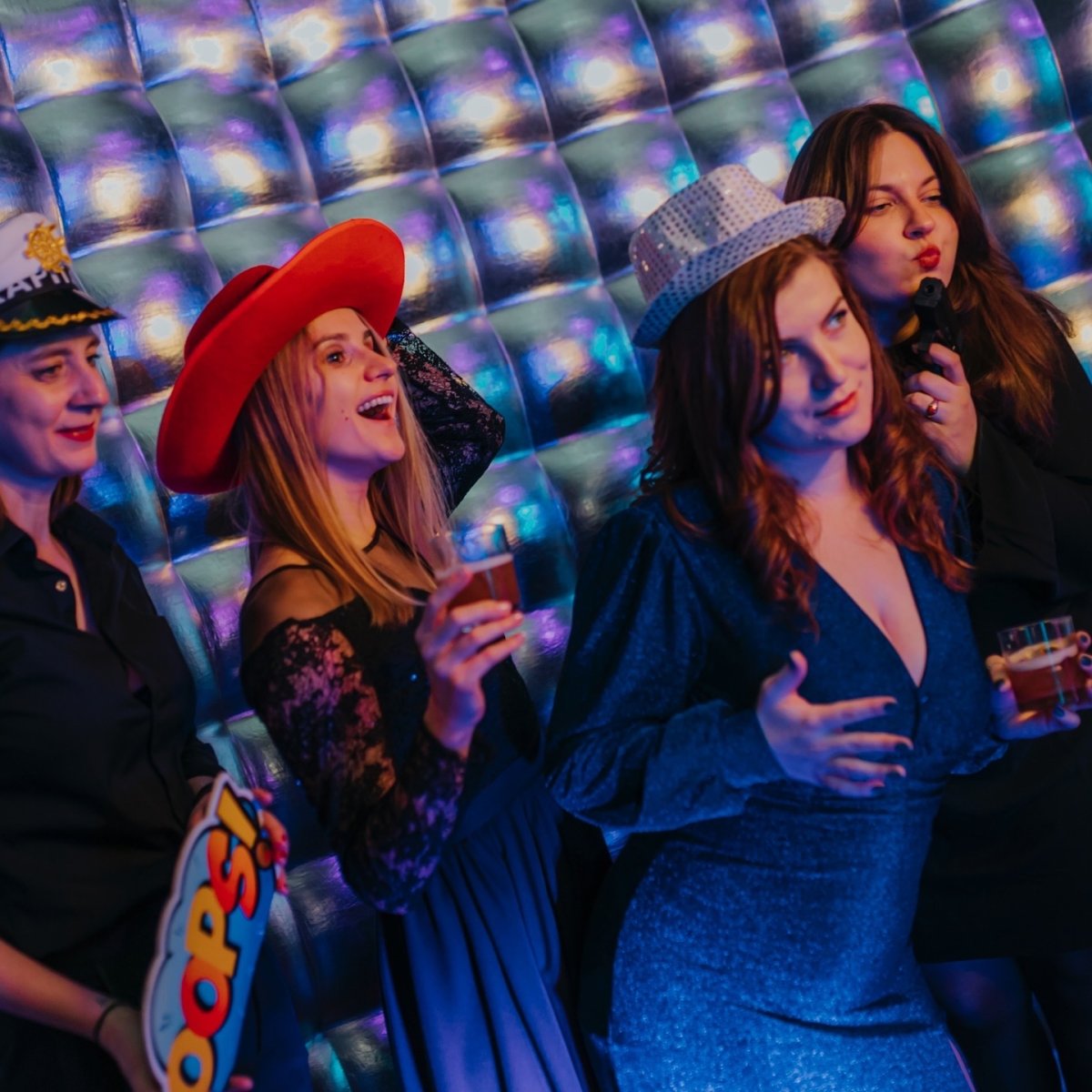 Fotobudka fotolustro slim ai na wesele urodziny event impreze Fotobudka retro drewniana boho na wesele urodziny event Gdynia Gdańsk Sopot Trójmiasto Pomorskie