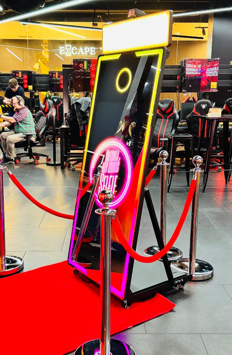 Fotobudka fotolustro slim ai magczne lustro na wesele urodziny event impreze Fotobudka retro drewniana boho na wesele urodziny event Gdynia Gdańsk Sopot Trójmiasto Pomorskie